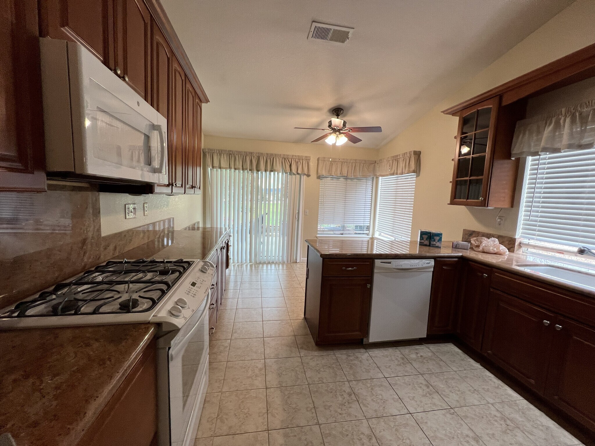 Building Photo - 10665 Cherry Hills Dr