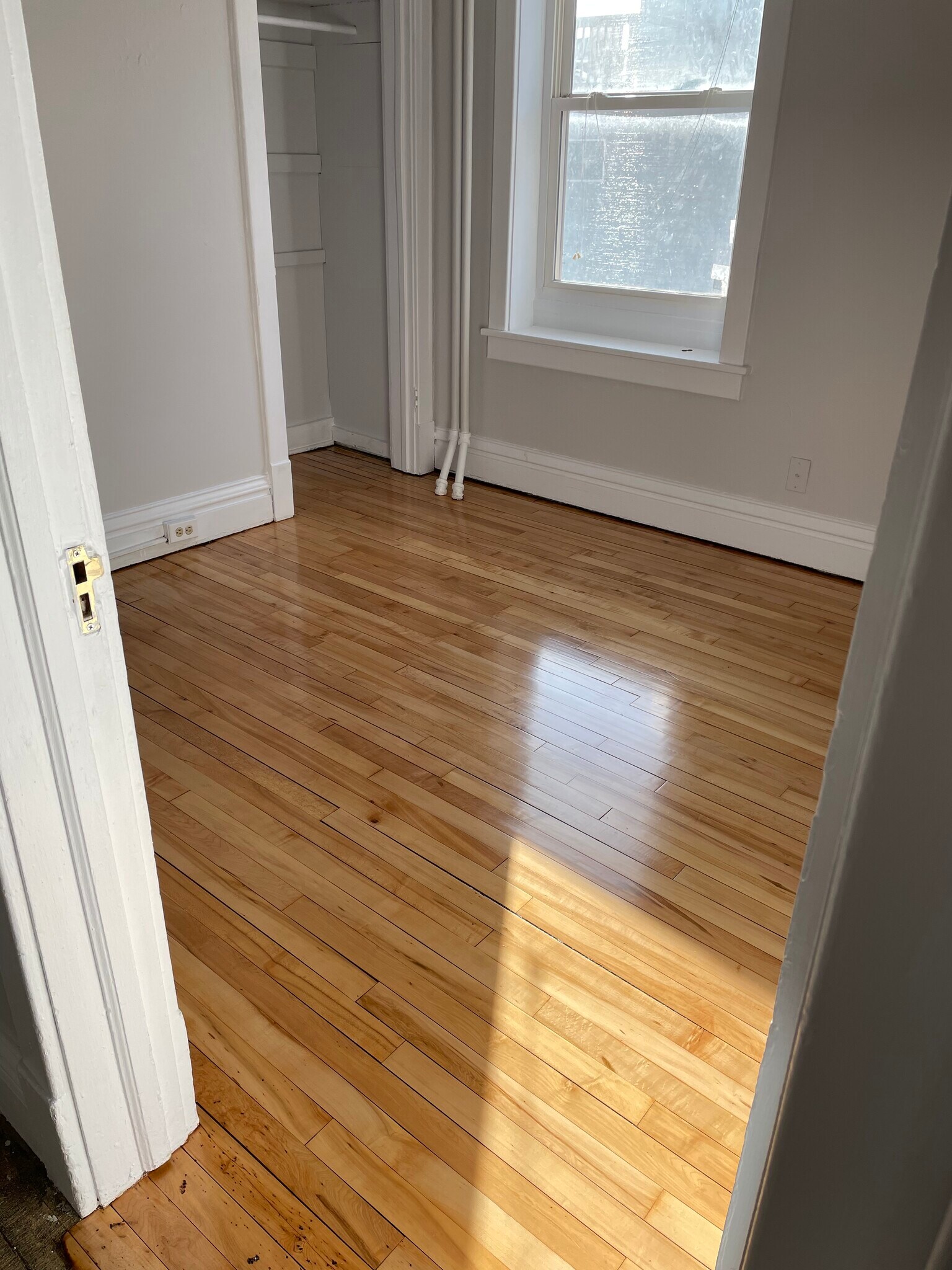 Side bedroom with small closet - 432 E 7th St