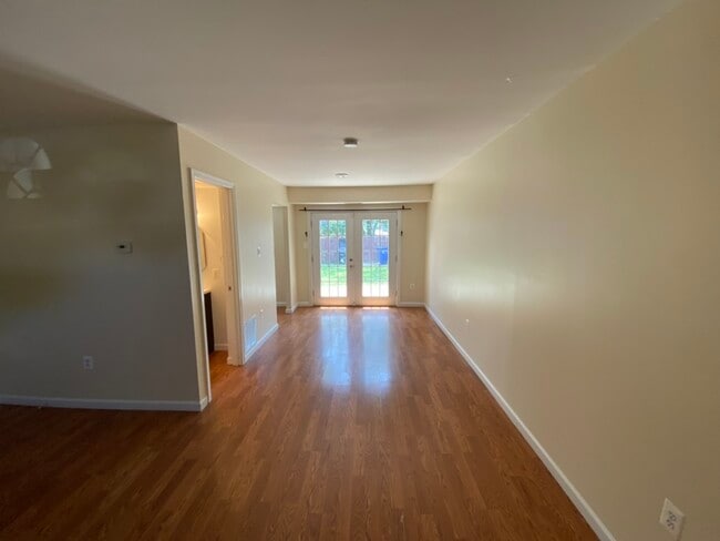 Building Photo - 320 Roanoke Dr SE