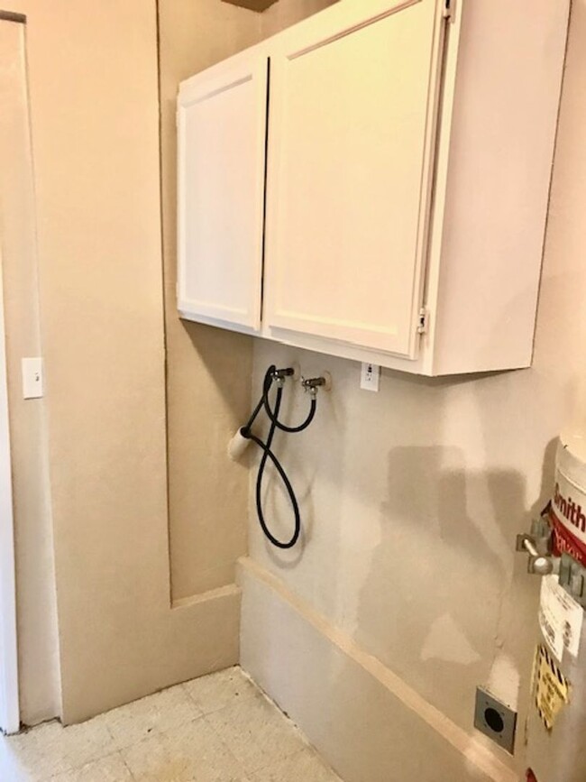 Building Photo - 3 Bed 1.5 Bath Townhouse in Antioch -- COM...
