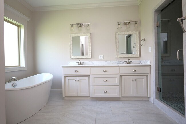 Building Photo - 4704 Crescent Ct