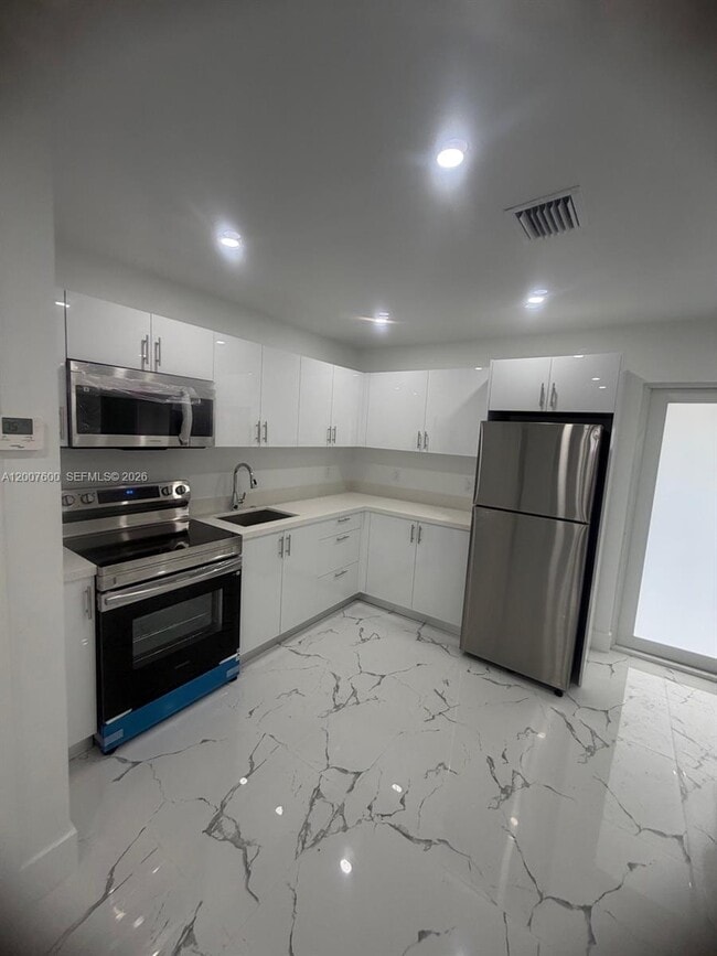 Building Photo - 2431 NW 23rd St