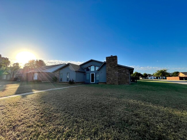 Building Photo - Charming Sunny Home in West Edmond!