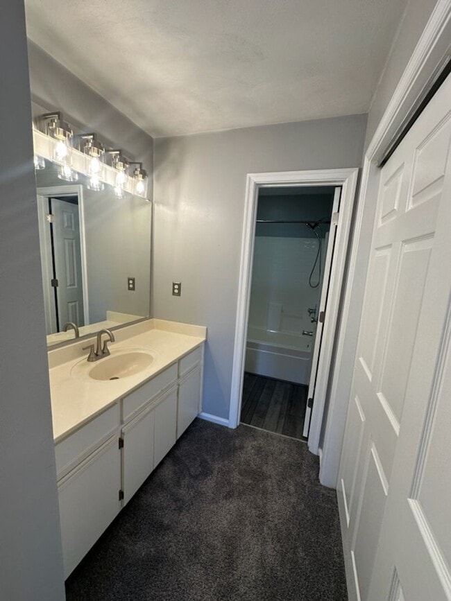 Building Photo - Gorgeous Townhouse in Riverwalk