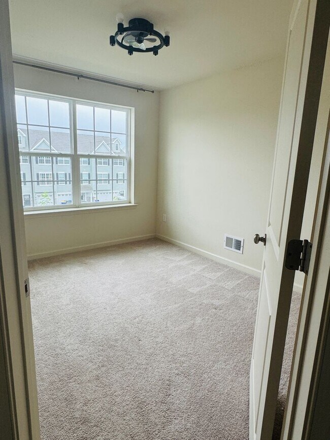 Building Photo - Spacious 3BR Townhome in Middletown