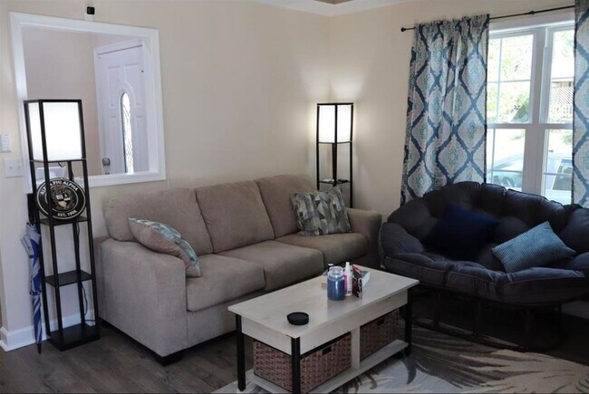 Building Photo - 3255 Catalpa Ave