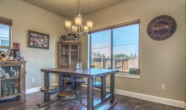 Building Photo - Beautiful 4 Bedroom Home on Bends Eastside!