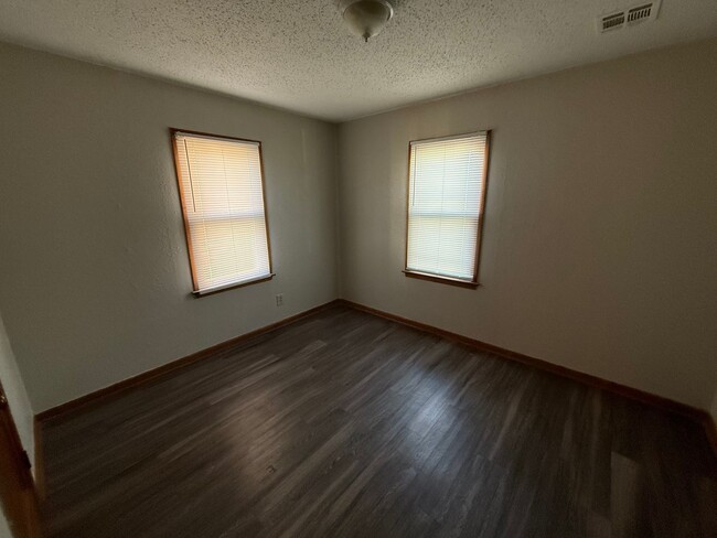 Building Photo - 3 bed 1 bath 2 car, indoor laundry and new...