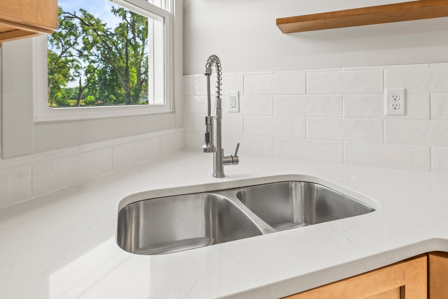 Quartz Countertops - 425 W Lincoln St