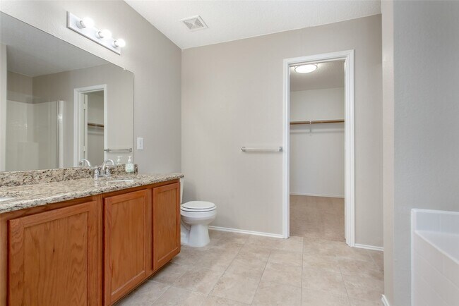 Building Photo - 2700 Peach Dr