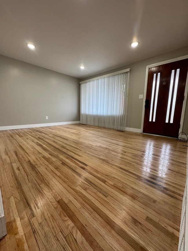 Building Photo - 664 E Ramona Ave