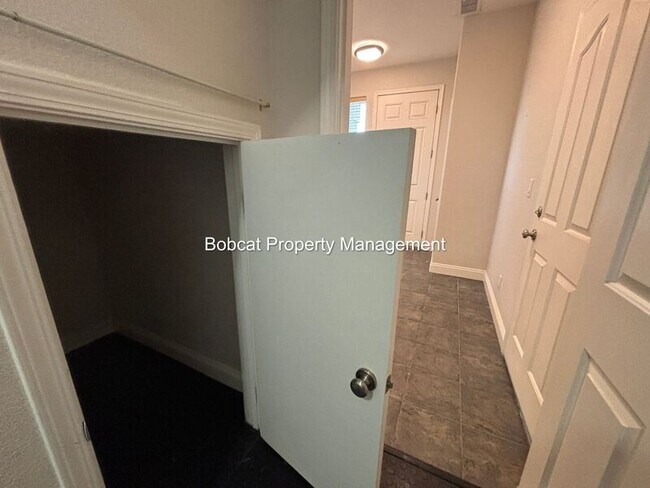 Building Photo - 1320 Thompson St