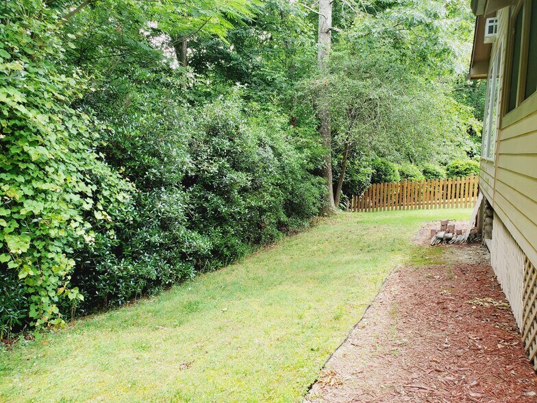 Building Photo - 8900 S Somerset Ln