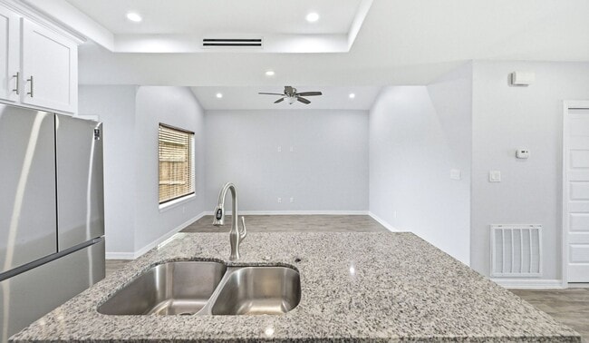 Building Photo - New Rental! Updated 3-bedroom/2 bath town home
