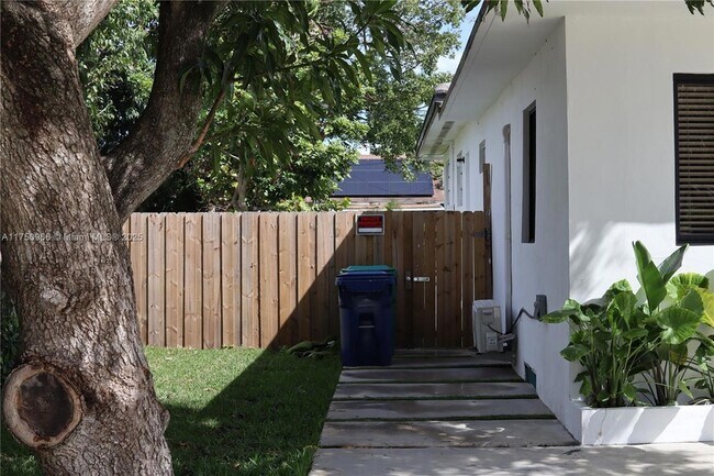 Building Photo - 10845 Peachtree Dr