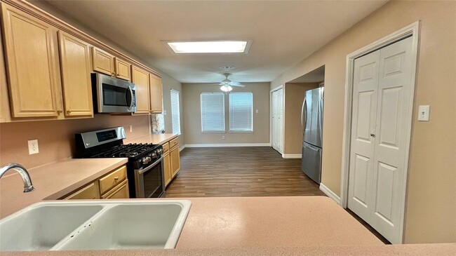 Building Photo - 1810 Manor Cir