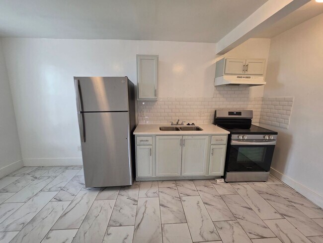 Building Photo - Modern 2-Bedroom Upper-Level Gem