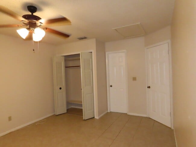 Building Photo - Sunnyside Lakeview 2br/2ba Apartment