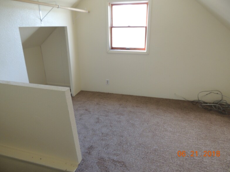 Building Photo - 208 4th Ave W