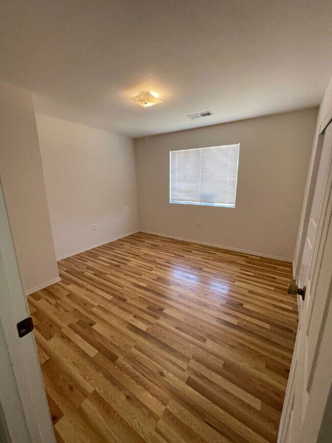 Building Photo - Room to Spread Out! South Valley 3bd on a ...
