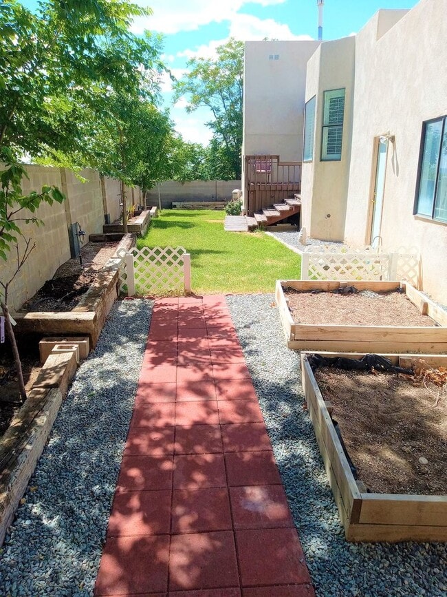 Building Photo - STUNNING HOME IN THE BEAUTIFUL CITY OF ALB...