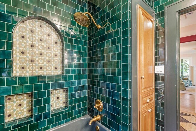 Building Photo - 821 Ingleside Ave