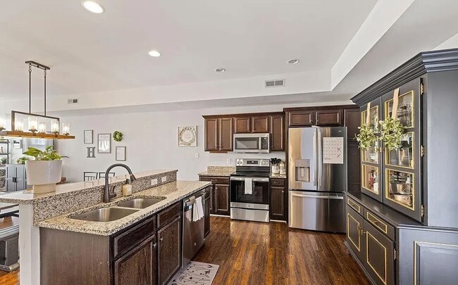 Building Photo - 3 Bedroom Townhome in Cornerstone
