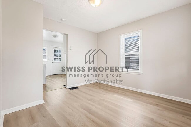 Building Photo - 1590 Vendome Dr S
