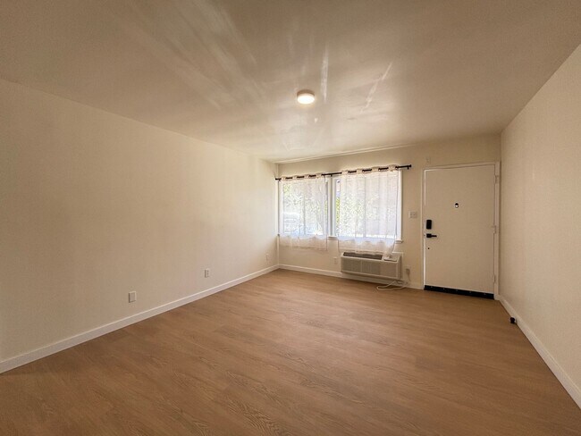 Building Photo - 6819 N Figueroa St