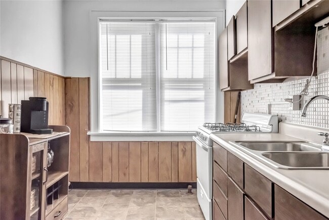 Building Photo - 738 DeMun