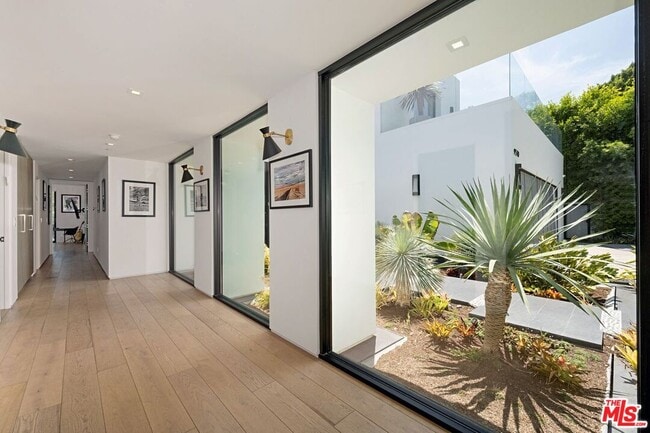 Building Photo - 9570 Sunset Blvd