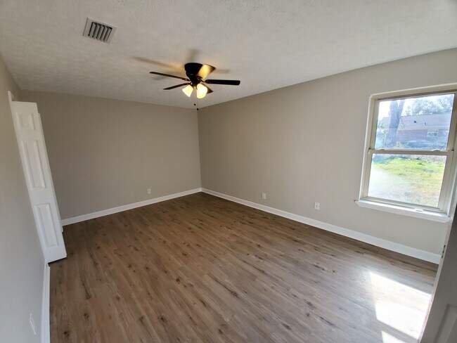 Building Photo - Updated 3 BR|2 BA Home Near TAFB!