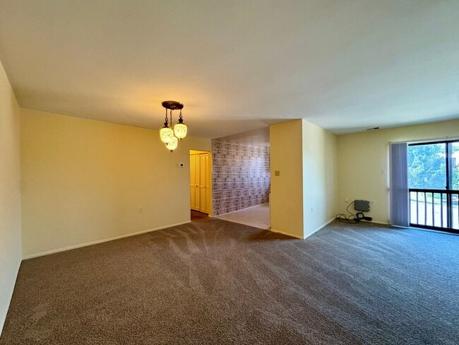 Building Photo - 2 Bedroom Condo in Pikesville/Courthaven