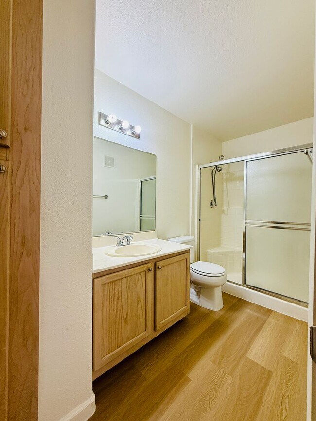 Building Photo - 2nd Floor Unit in Gated Community!