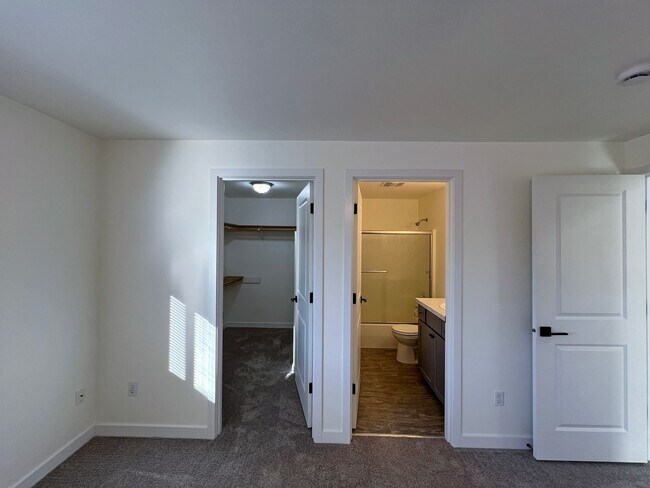 Building Photo - 16241-16243 Curry Ct SE