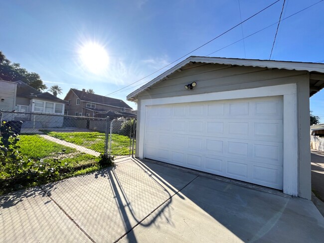 Building Photo - REMODELED 2 BED, 1.5 BATH IN CORONA