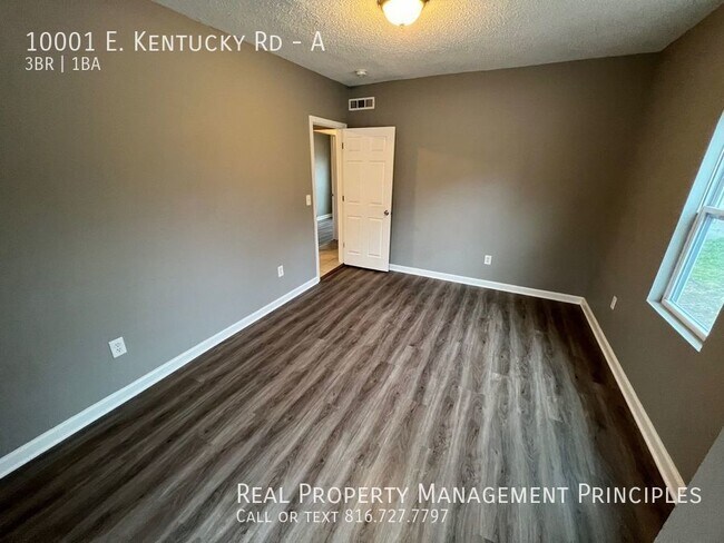 Building Photo - Spacious, Single-Level Townhouse Stunner!