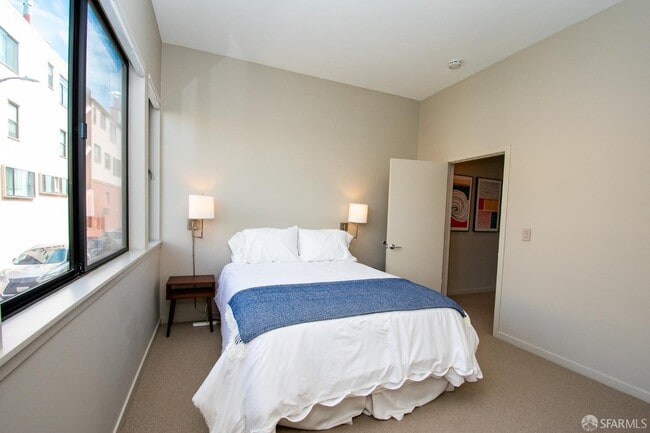 Building Photo - 5 Montague Pl