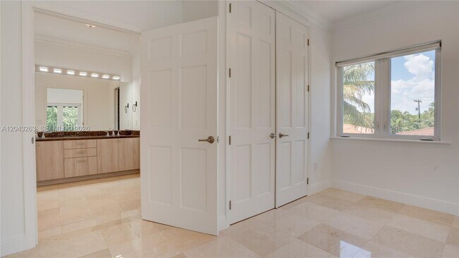 Building Photo - 500 SW 51st Ct