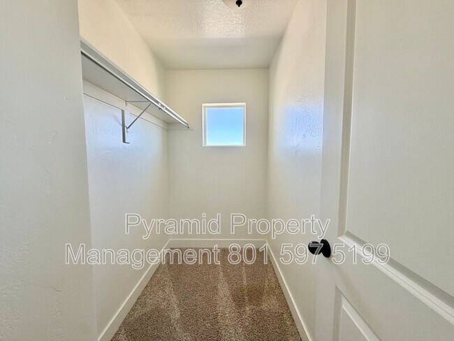 Building Photo - 673 W Beth Cir