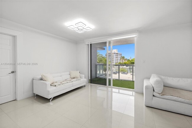 Building Photo - 2457 Collins Ave