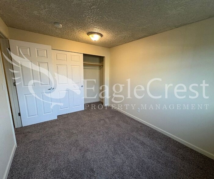 Building Photo - Two Bedroom Upstairs Unit in The Vineyards