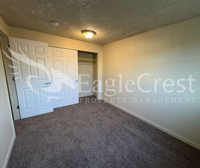 Building Photo - Two Bedroom Upstairs Unit in The Vineyards...