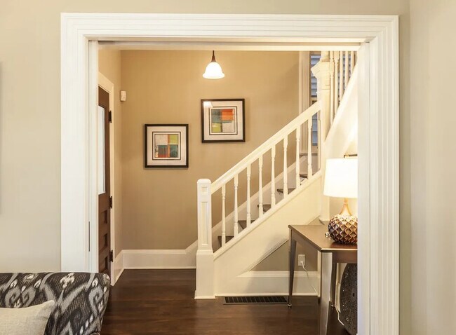 Building Photo - 1419 E Denny Way