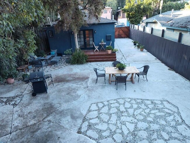 Huge private enclosed backyard shaded by mature trees - 1444 Silver Lake Blvd
