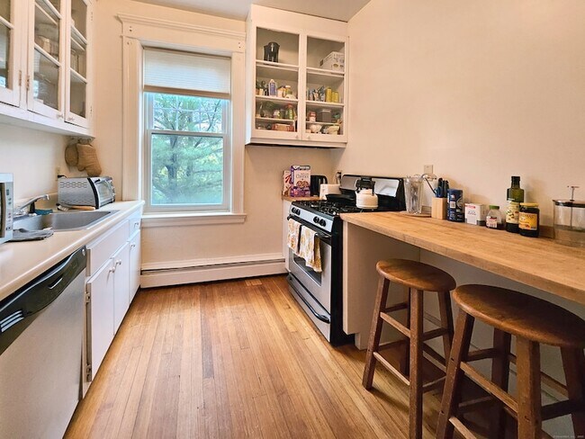 Building Photo - 548 Orange St