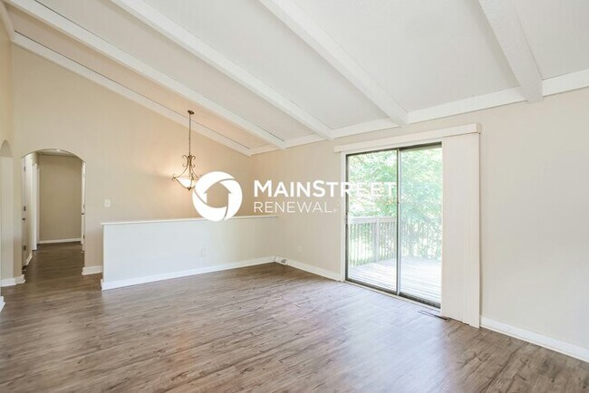 Building Photo - 3 Bedroom Pet-Friendly Home in Independence, MO with Main Street Renewal