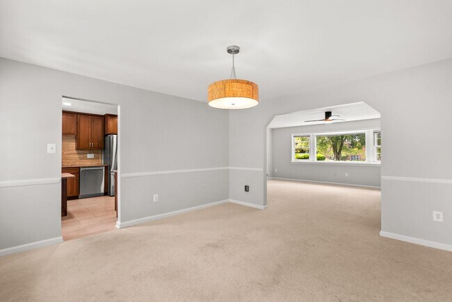 Building Photo - 5 Bed 3 Bath - Chevy Chase Rambler - Move IN Ready