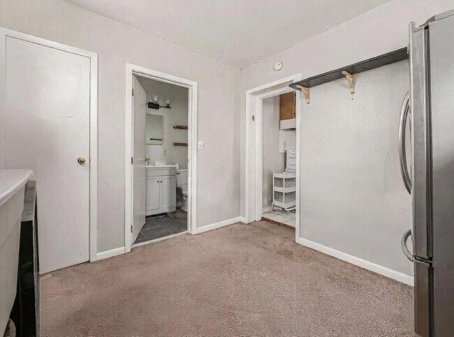 Building Photo - 227 E Northwood Ave