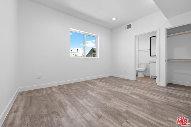 Building Photo - 603 W 41st Pl